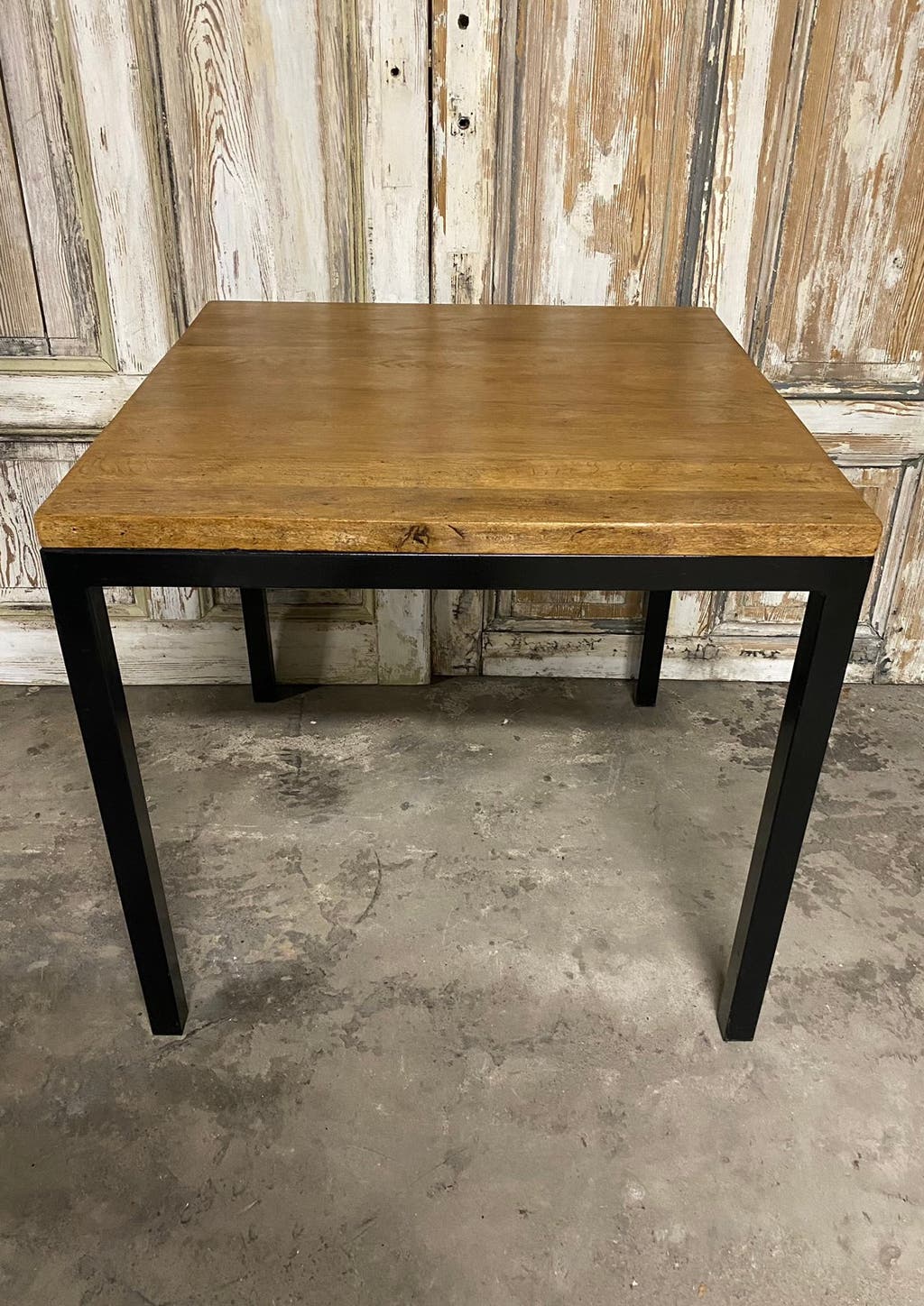 Tafel, eikenhout, wagonplanken, metalen onderstel.
