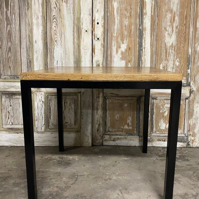 Tafel, eikenhout, wagonplanken, metalen onderstel. — foto 2