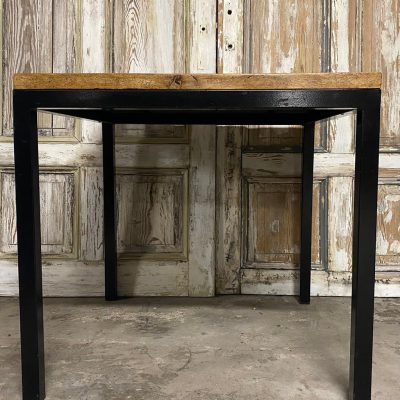 Tafel, eikenhout, wagonplanken, metalen onderstel. — foto 3